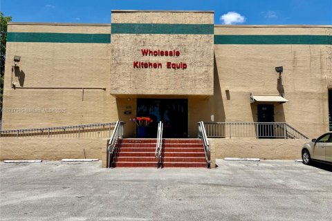 Купить коммерческую недвижимость в Майами-Гарденс, Флорида № 1959028 - фото 1