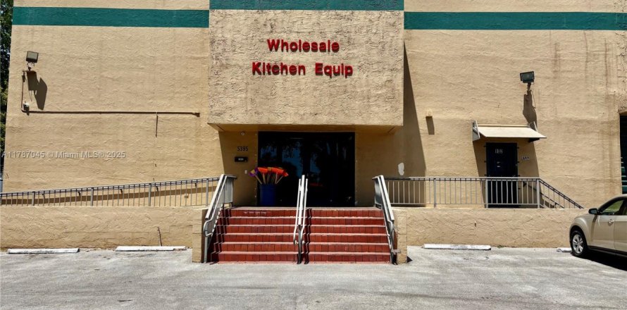 Коммерческая недвижимость в Майами-Гарденс, Флорида № 1959028