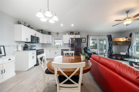 House in Moore Haven, Florida 2 bedrooms, 90.58 sq.m. № 2001133 - photo 13