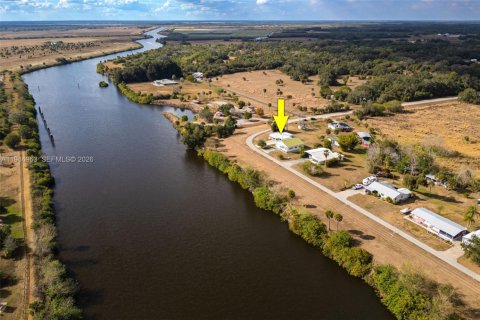 House in Moore Haven, Florida 2 bedrooms, 90.58 sq.m. № 2001133