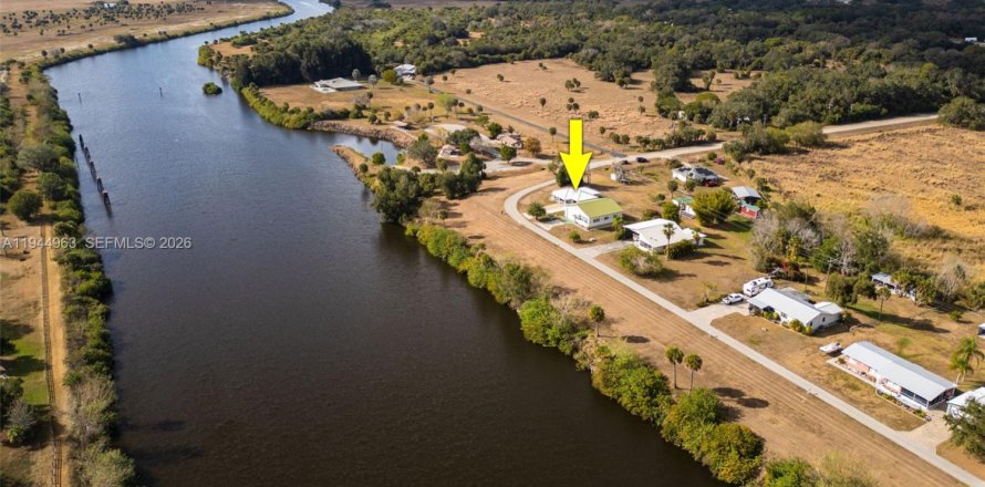 House in Moore Haven, Florida 2 bedrooms, 90.58 sq.m. № 2001133