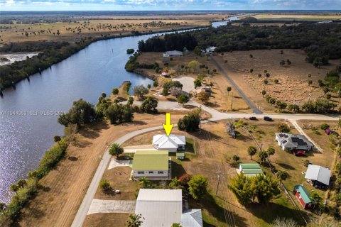 House in Moore Haven, Florida 2 bedrooms, 90.58 sq.m. № 2001133 - photo 3