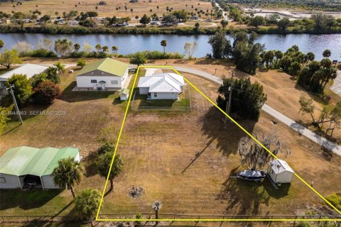 House in Moore Haven, Florida 2 bedrooms, 90.58 sq.m. № 2001133 - photo 2