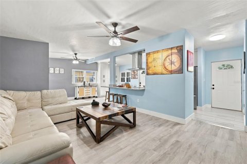 House in Titusville, Florida 3 bedrooms, 121.33 sq.m. № 2429509 - photo 7
