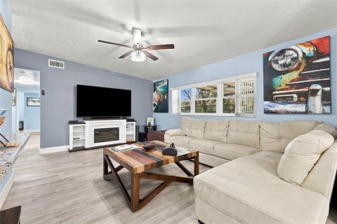 House in Titusville, Florida 3 bedrooms, 121.33 sq.m. № 2429509 - photo 6