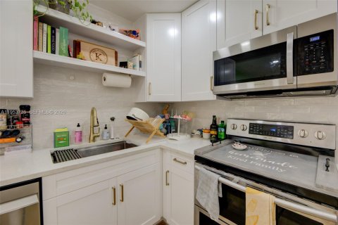 Villa ou maison à vendre à Miami, Floride: 4 chambres, 191.94 m2 № 2089640 - photo 18
