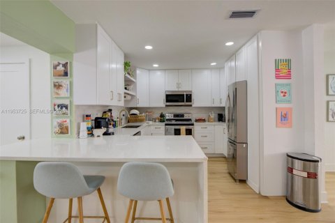 Villa ou maison à vendre à Miami, Floride: 4 chambres, 191.94 m2 № 2089640 - photo 16