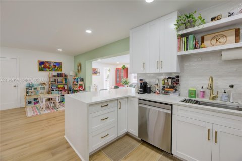 Villa ou maison à vendre à Miami, Floride: 4 chambres, 191.94 m2 № 2089640 - photo 19