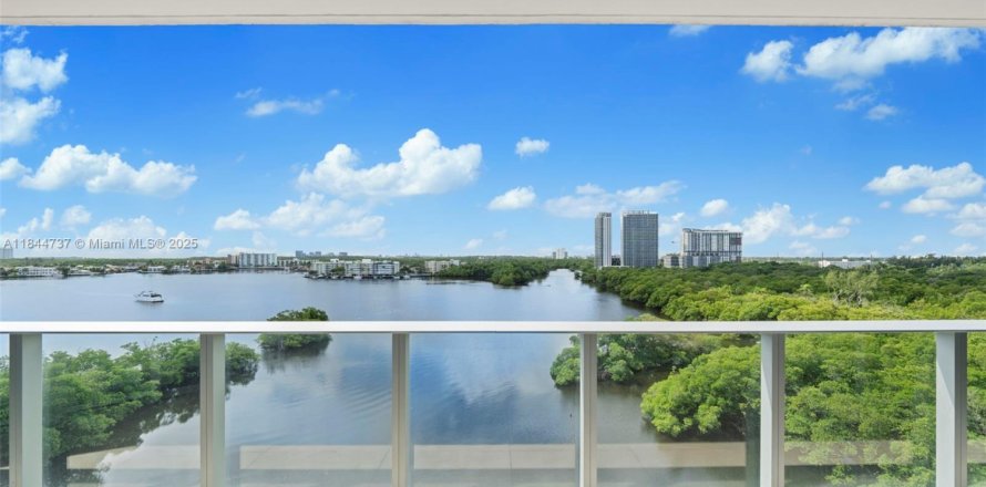 Condo in North Miami Beach, Florida, 3 bedrooms № 1841236