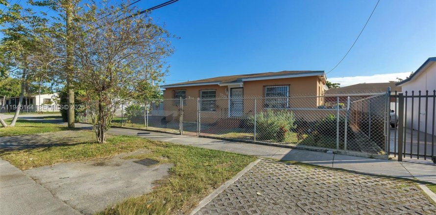 Дом в Майами, Флорида 3 спальни, 103.4м2 № 2005362