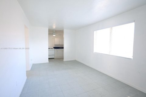 House in Miami, Florida 2 bedrooms, 74.32 sq.m. № 1952674 - photo 4