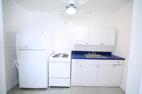 House in Miami, Florida 2 bedrooms, 74.32 sq.m. № 1952674 - photo 1