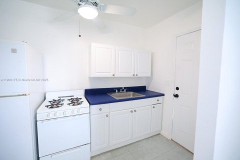 House in Miami, Florida 2 bedrooms, 74.32 sq.m. № 1952674 - photo 2