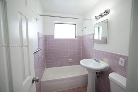 House in Miami, Florida 2 bedrooms, 74.32 sq.m. № 1952674 - photo 10