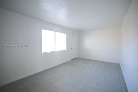 House in Miami, Florida 2 bedrooms, 74.32 sq.m. № 1952674 - photo 6