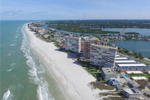 Condominio en alquiler en Redington Shores, Florida, 2 dormitorios, 108.23 m2 № 1683122 - foto 1