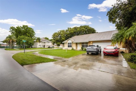 Villa ou maison à vendre à Cutler Bay, Floride: 4 chambres, 195.75 m2 № 2081477 - photo 3