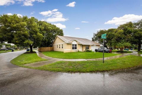 Villa ou maison à Cutler Bay, Floride 4 chambres, 195.75 m2 № 2081477