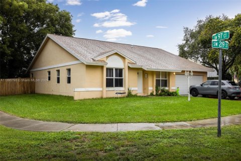 Villa ou maison à vendre à Cutler Bay, Floride: 4 chambres, 195.75 m2 № 2081477 - photo 2
