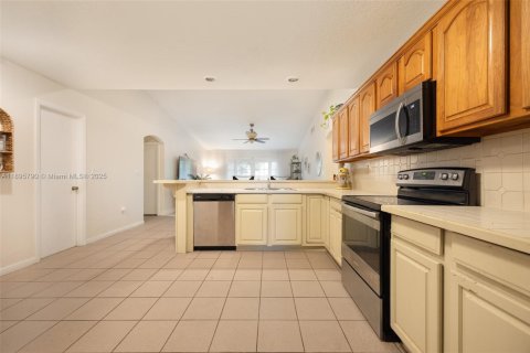 Villa ou maison à vendre à Cutler Bay, Floride: 4 chambres, 195.75 m2 № 2081477 - photo 9