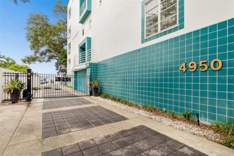 Touwnhouse à vendre à Tampa, Floride: 2 chambres, 120.4 m2 № 2200095 - photo 3