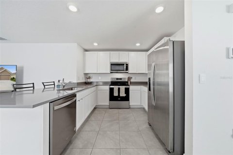 House in Zephyrhills, Florida 3 bedrooms, 147.16 sq.m. № 2235637 - photo 5