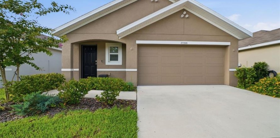 House in Zephyrhills, Florida 3 bedrooms, 147.16 sq.m. № 2235637