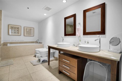 Condo in Miami, Florida, 2 bedrooms № 2080943 - photo 17