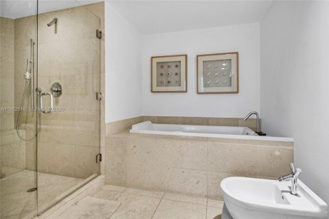 Condo in Miami, Florida, 2 bedrooms № 2080943 - photo 16