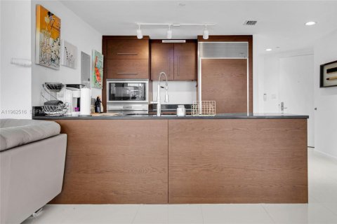 Condo in Miami, Florida, 2 bedrooms № 2080943 - photo 9