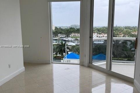 Condo in Miami Beach, Florida, 1 bedroom  № 2010825 - photo 21