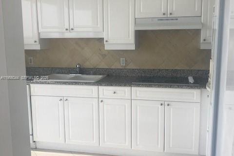 Condo in Miami Beach, Florida, 1 bedroom  № 2010825 - photo 3