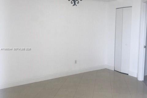 Condo in Miami Beach, Florida, 1 bedroom  № 2010825 - photo 4