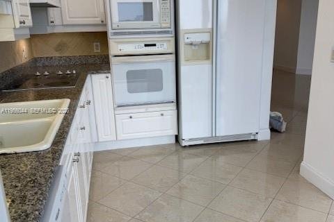 Condo in Miami Beach, Florida, 1 bedroom  № 2010825 - photo 19