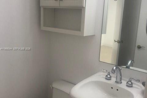 Condo in Miami Beach, Florida, 1 bedroom  № 2010825 - photo 5