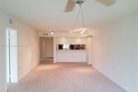 Condo in West Palm Beach, Florida, 2 bedrooms  № 1704478 - photo 5