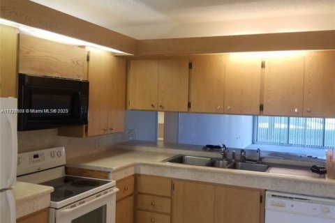 Condo in West Palm Beach, Florida, 2 bedrooms  № 1704478 - photo 3