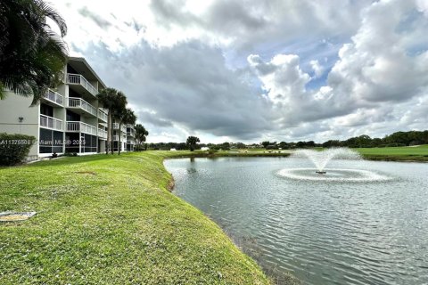 Condo in West Palm Beach, Florida, 2 bedrooms  № 1704478 - photo 2