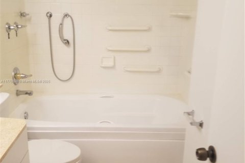 Condo in West Palm Beach, Florida, 2 bedrooms  № 1704478 - photo 15