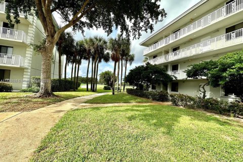 Condo in West Palm Beach, Florida, 2 bedrooms  № 1704478 - photo 1