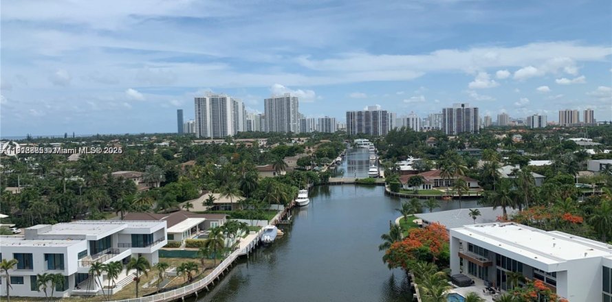 Кондоминиум с 1 спальней в Халландейл-Бич, Флорида № 1974582