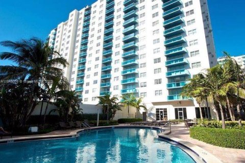 Condo in Hollywood, Florida, 1 bedroom  № 2054279 - photo 2