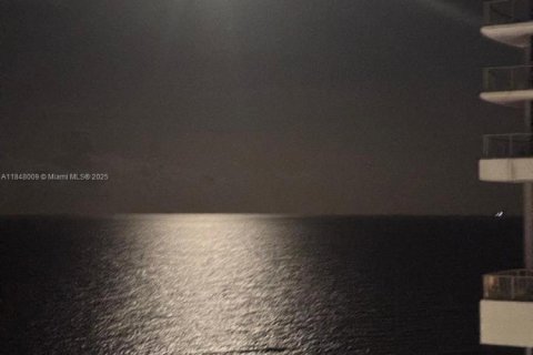 Condo in Hollywood, Florida, 1 bedroom  № 2054279 - photo 7