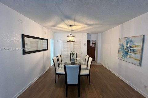 Condo in Hollywood, Florida, 1 bedroom  № 2054279 - photo 17