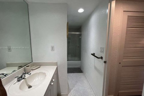 Condo in Hollywood, Florida, 1 bedroom  № 2054279 - photo 15