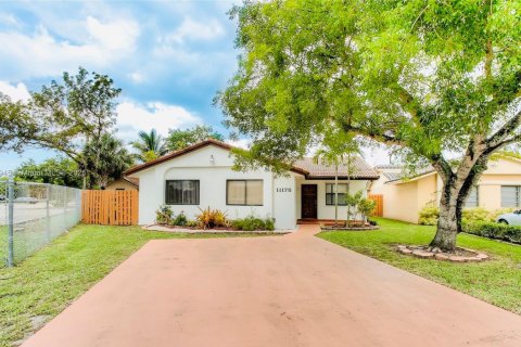 House in Miami, Florida 4 bedrooms, 153.57 sq.m. № 2015312 - photo 2