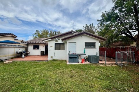 Villa ou maison à vendre à Miami, Floride: 4 chambres, 153.57 m2 № 2015312 - photo 13