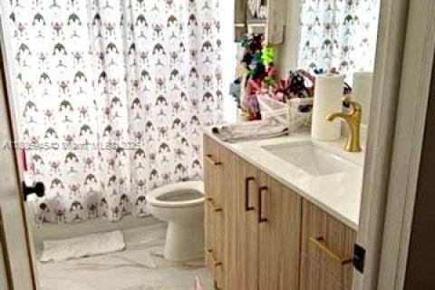 House in Miami, Florida 4 bedrooms, 153.57 sq.m. № 2015312 - photo 8