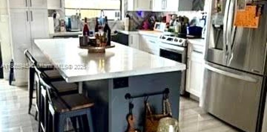 House in Miami, Florida 4 bedrooms, 153.57 sq.m. № 2015312