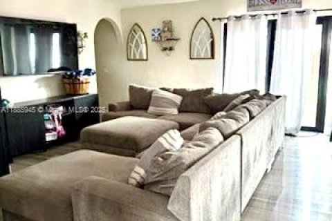 House in Miami, Florida 4 bedrooms, 153.57 sq.m. № 2015312 - photo 5